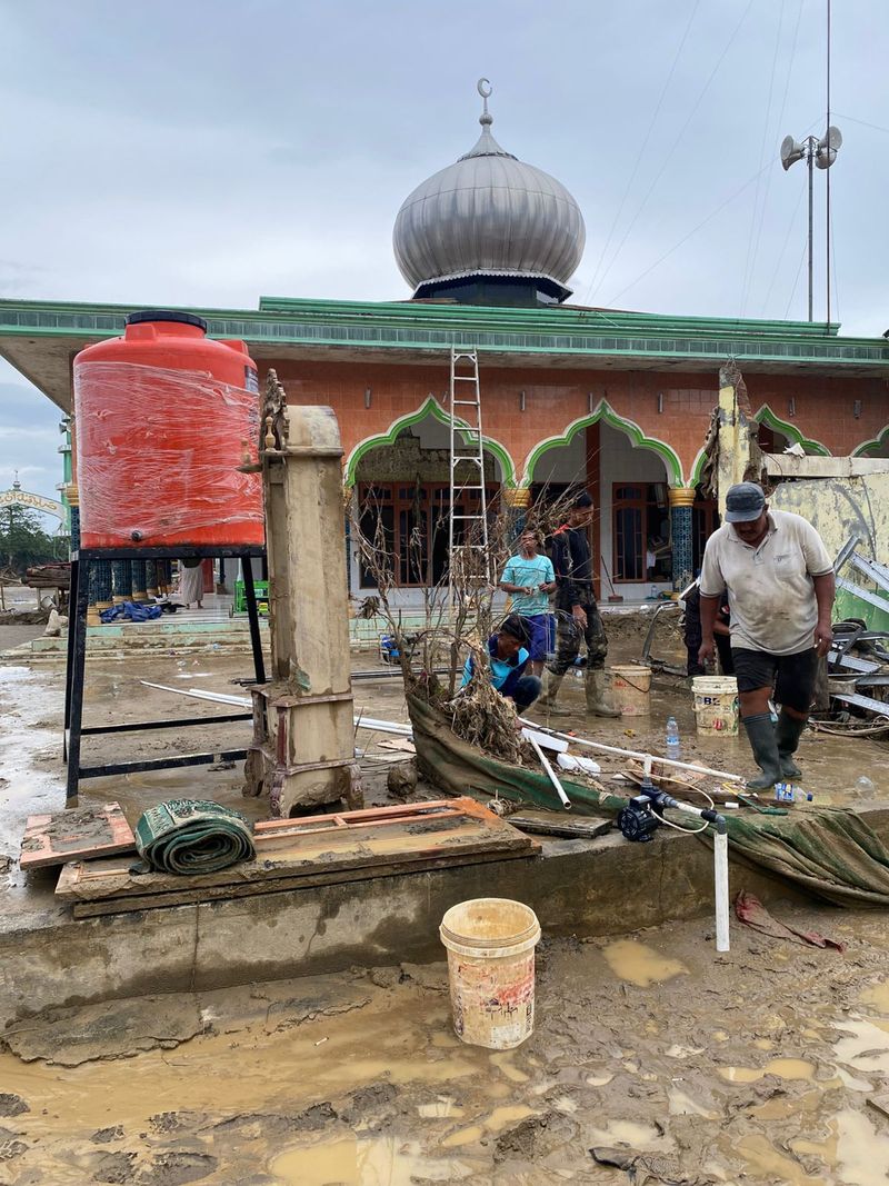 bantuan-polri-di-wilayah-terdampak-bencana-sumatera-1766031717370