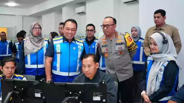 wakapolri-komjen-dedi-prasetyo-memonitoring-arus-balik-nataru-di-command-center-jasa-maga-jatiasih-bekasi-1767345456012_169